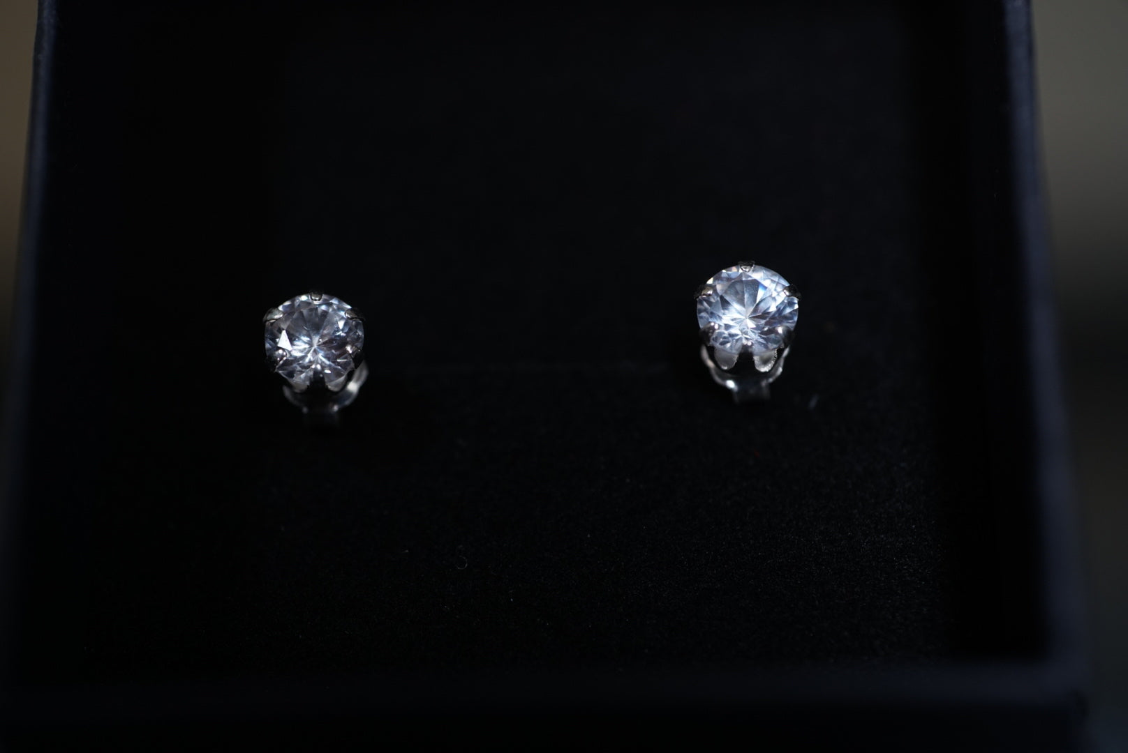 Weiße Saphir Ohrstecker