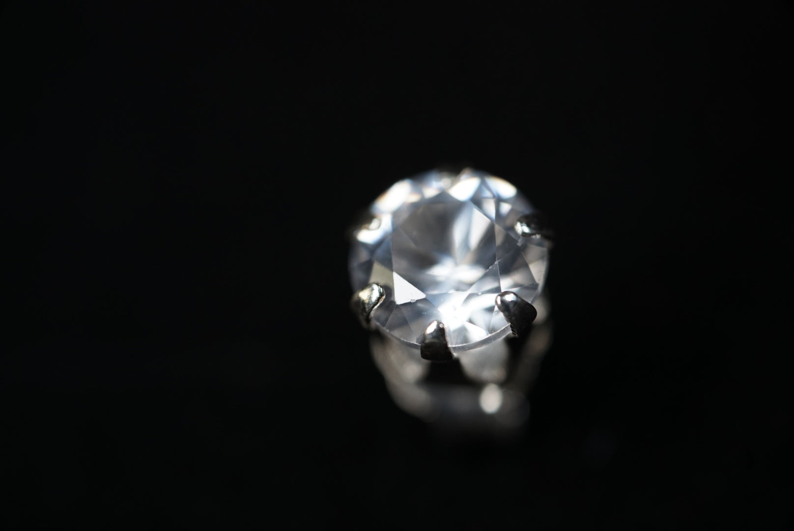 Weiße Saphir Ohrstecker