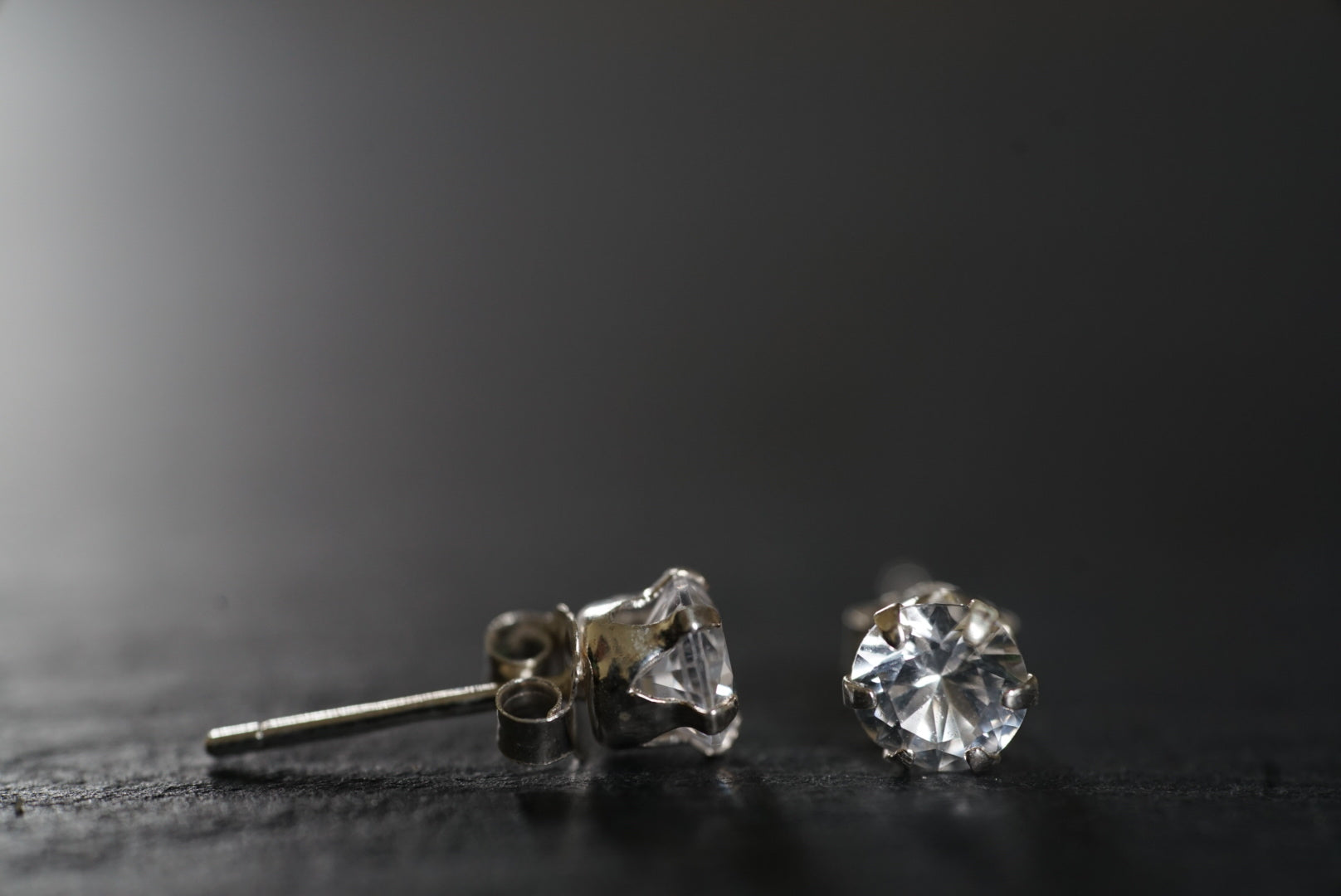 Weiße Saphir Ohrstecker