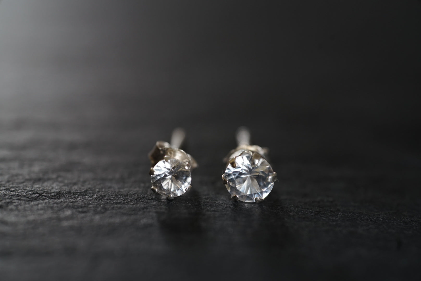 Weiße Saphir Ohrstecker