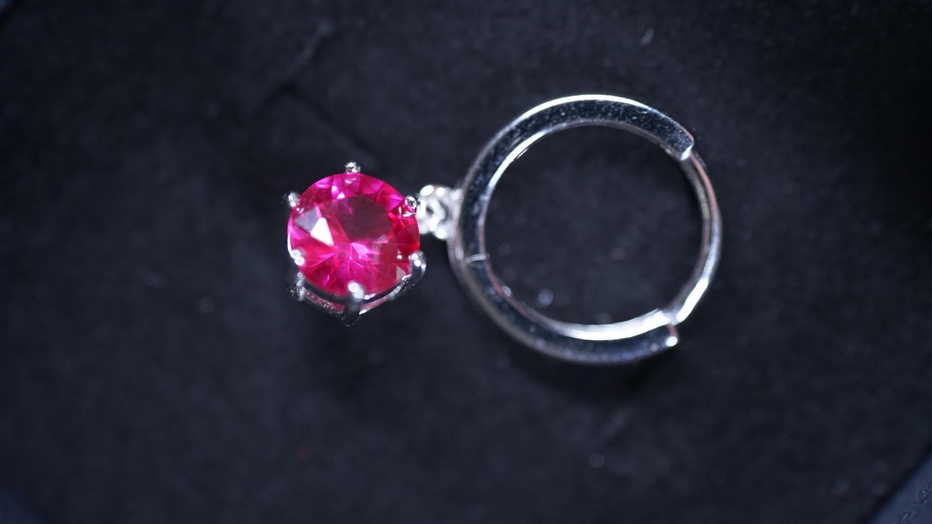 Silber-Kreolen mit Rubin – Leidenschaft. Kraft. Ausdruck. (925 Sterling Silber)