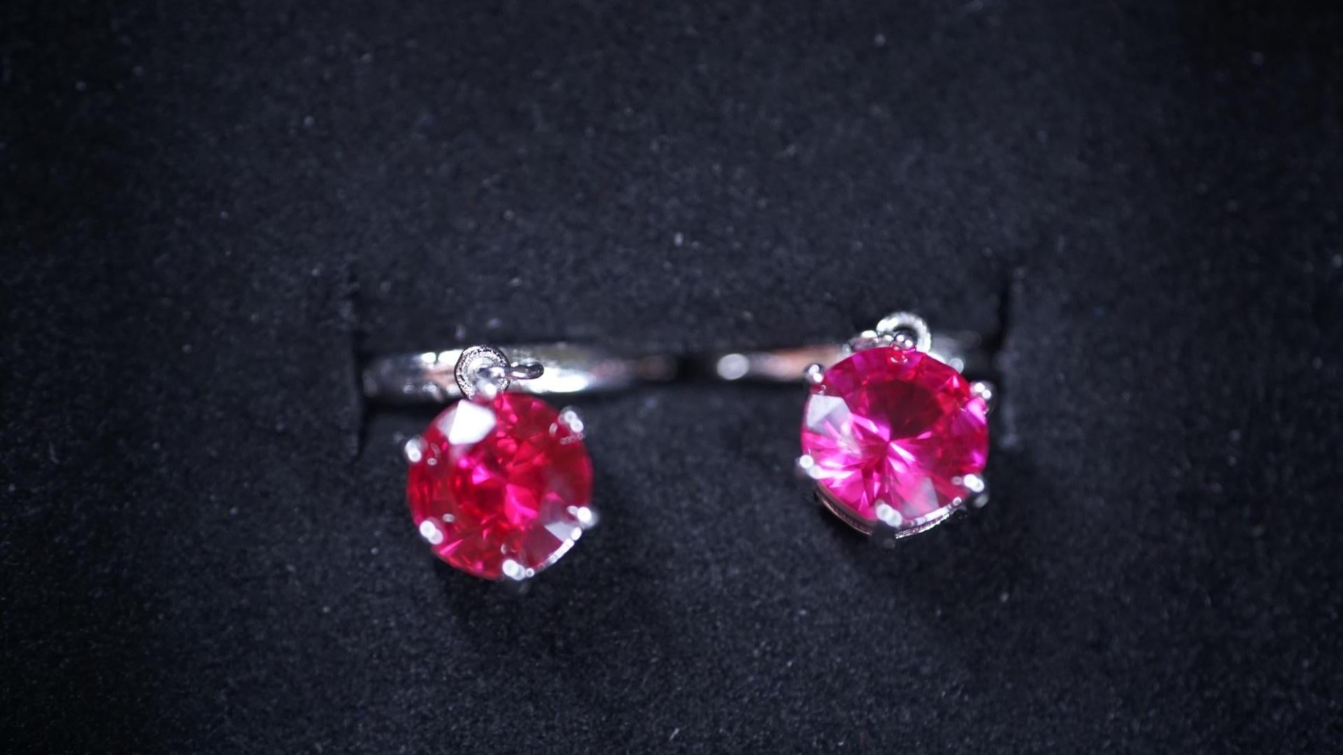 Silber-Kreolen mit Rubin – Leidenschaft. Kraft. Ausdruck. (925 Sterling Silber)