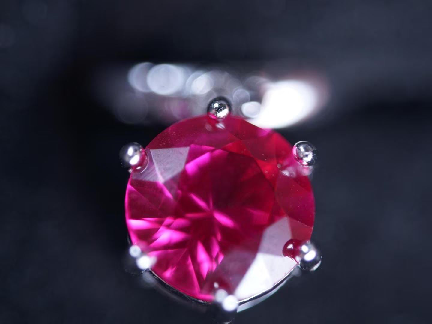 Silber-Kreolen mit Rubin – Leidenschaft. Kraft. Ausdruck. (925 Sterling Silber)