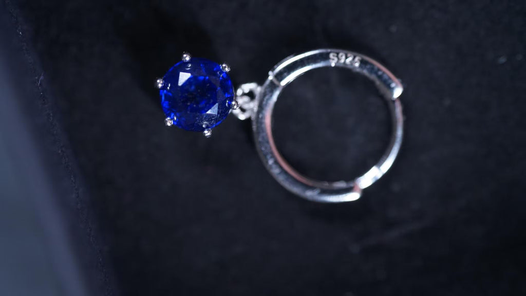 Silber-Kreolen mit tiefblauem Saphir – Klassisch. Klar. Beweglich. (925 Sterling Silber)
