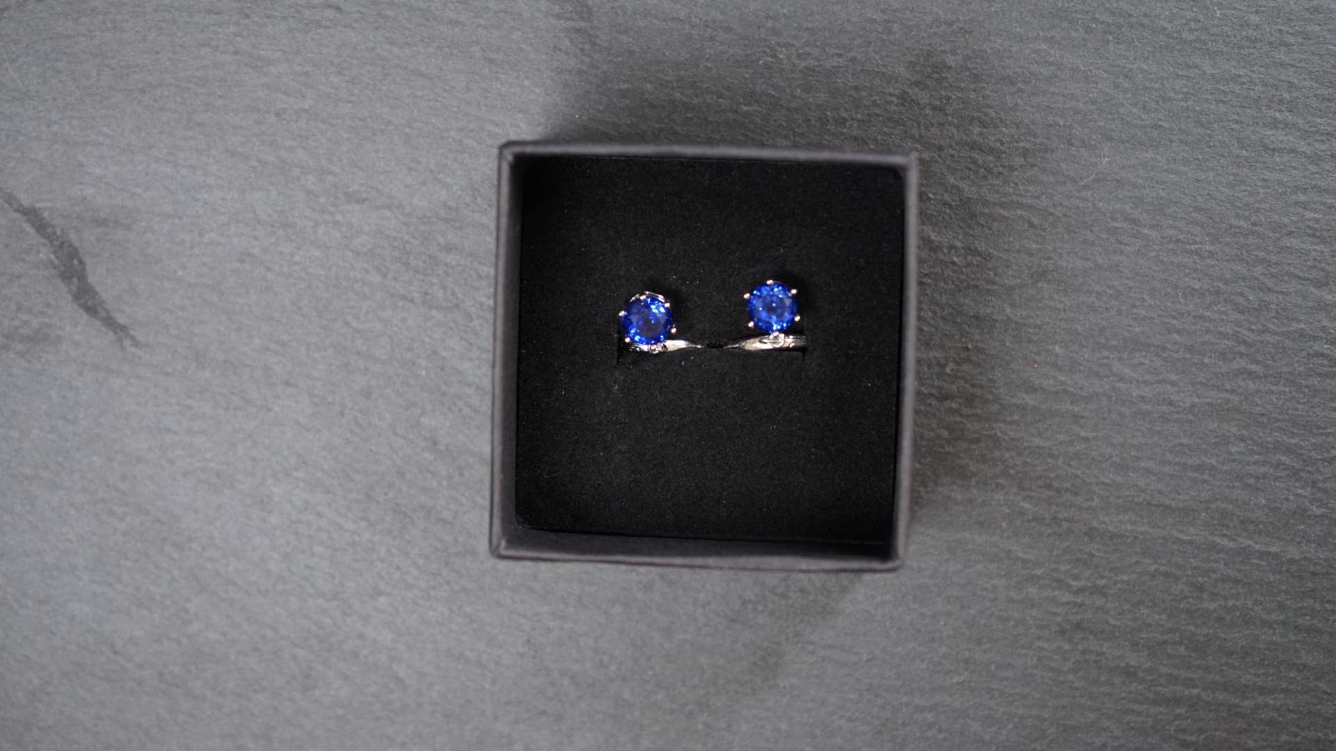 Silber-Kreolen mit tiefblauem Saphir – Klassisch. Klar. Beweglich. (925 Sterling Silber)