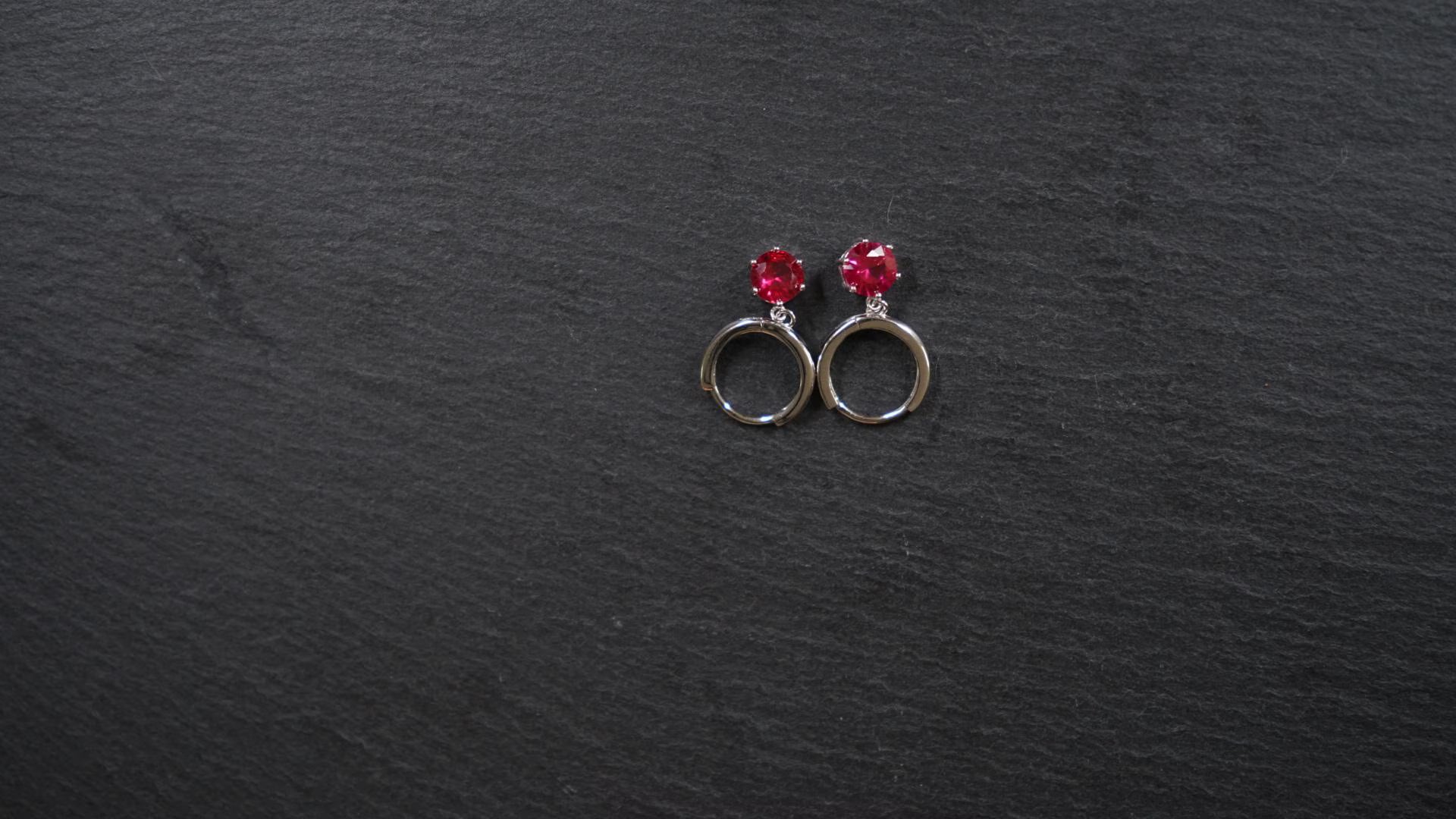 Silber-Kreolen mit Rubin – Leidenschaft. Kraft. Ausdruck. (925 Sterling Silber)