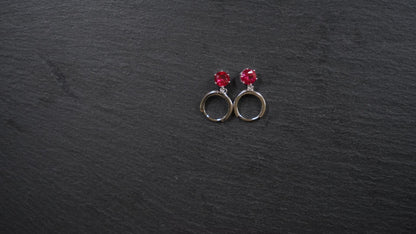 Silber-Kreolen mit Rubin – Leidenschaft. Kraft. Ausdruck. (925 Sterling Silber)