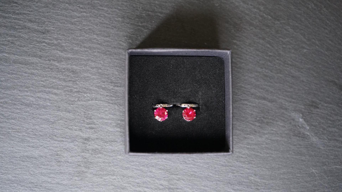 Silber-Kreolen mit Rubin – Leidenschaft. Kraft. Ausdruck. (925 Sterling Silber)