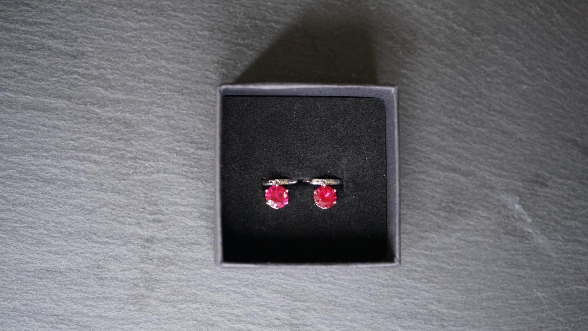 Silber-Kreolen mit Rubin – Leidenschaft. Kraft. Ausdruck. (925 Sterling Silber)