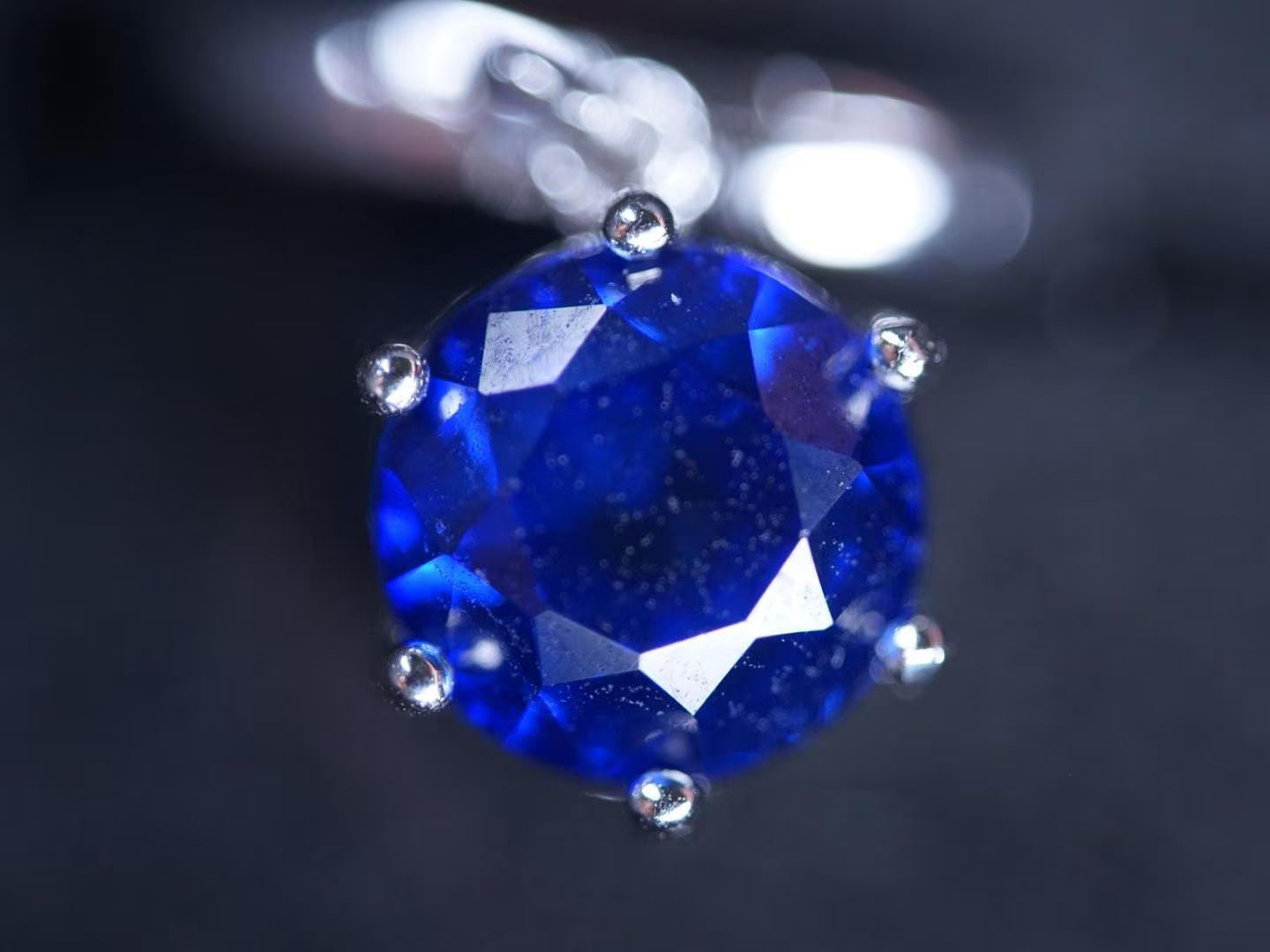 Silber-Kreolen mit tiefblauem Saphir – Klassisch. Klar. Beweglich. (925 Sterling Silber)