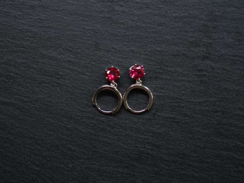 Silber-Kreolen mit Rubin – Leidenschaft. Kraft. Ausdruck. (925 Sterling Silber)