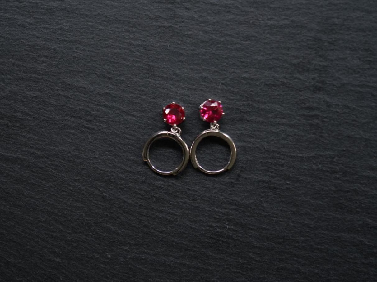 Silber-Kreolen mit Rubin – Leidenschaft. Kraft. Ausdruck. (925 Sterling Silber)